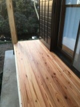 杉浮造り板のサンルームの床