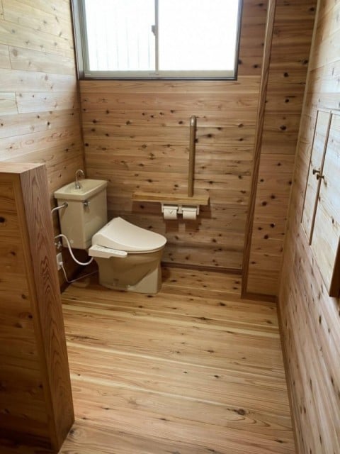 杉板張りのトイレ