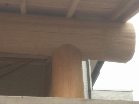下屋右側の桁、柱の仕口