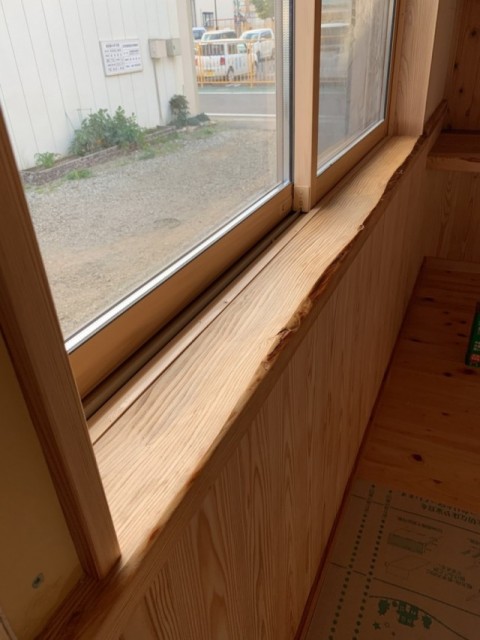 杉材の窓枠